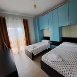 Gili & Delo Luxury Apartments-νear Airport Vakantiehuis