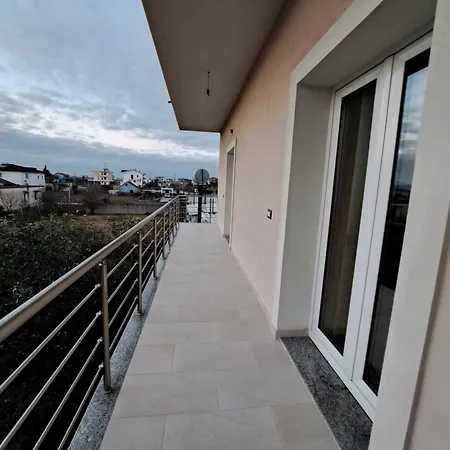 Gili & Delo Luxury Apartments-νear Airport